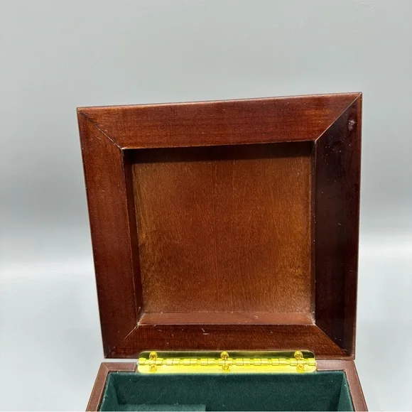 Vintage The Bombay Company Wooden Music Box 1996 Canada flag Brown